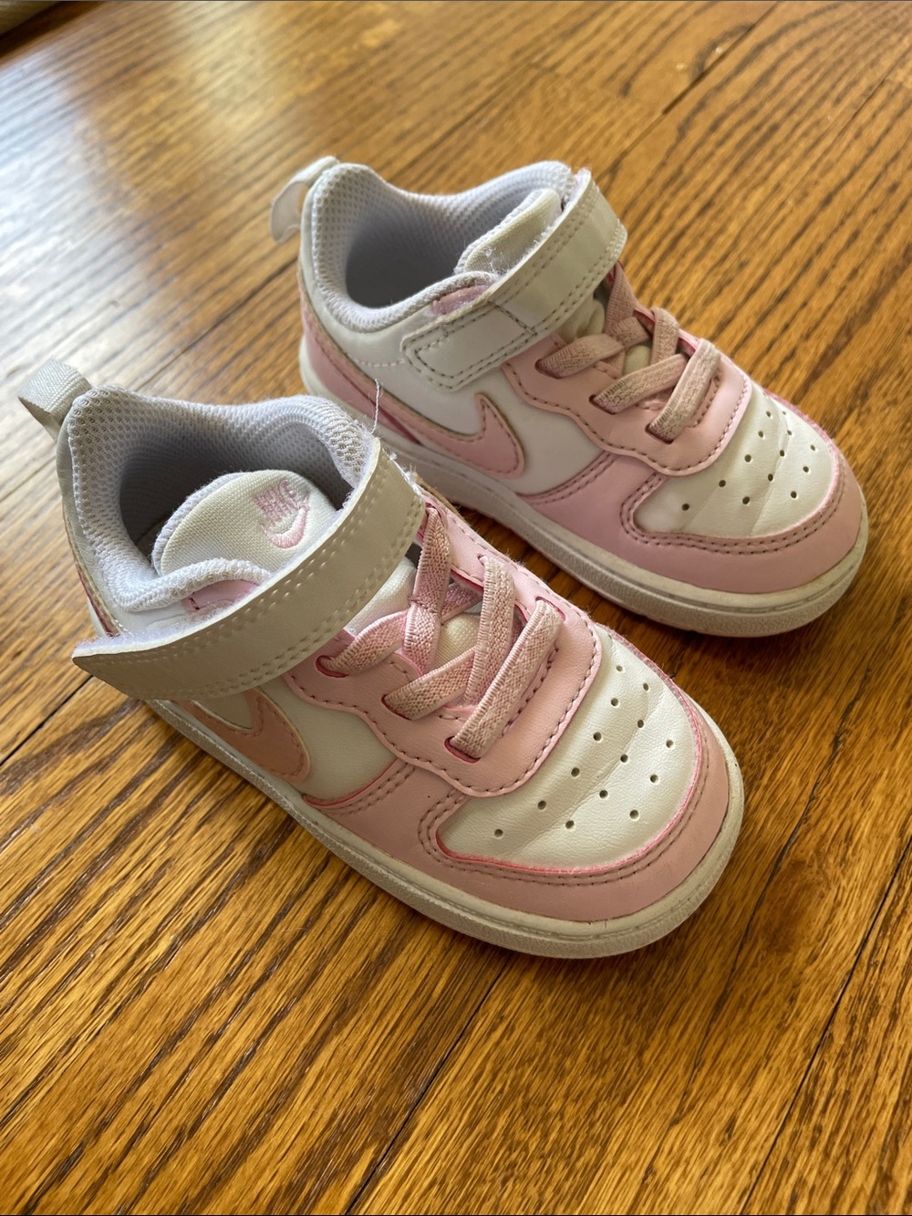 Nike toddler sneaker size 6c - Picture 3 of 4